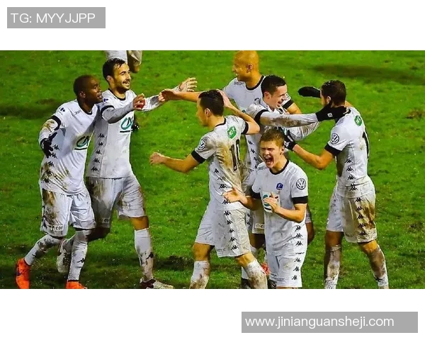 弗拉门戈与阿独立队的激烈对决揭示足球战术与团队精神的较量 弗拉门戈与阿独立队的激烈对决揭示足球战术与团队精神的较量