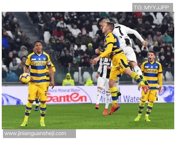 拉齐奥队与帕尔马队激战正酣谁将赢得这场意甲巅峰对决