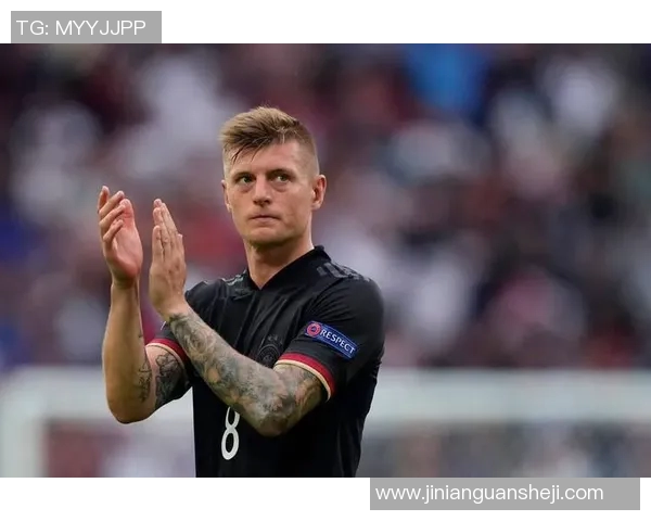 克罗斯在足球历史上的影响力与成就探讨：从天才少年到世界级中场巨星